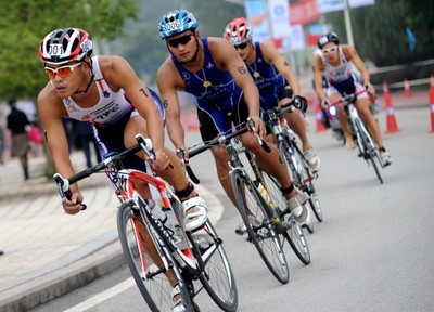 圖文-海峽杯鐵人精英賽開(kāi)賽運(yùn)動(dòng)員在自行車(chē)比賽_綜合體育_新浪競(jìng)技風(fēng)暴_新浪網(wǎng)