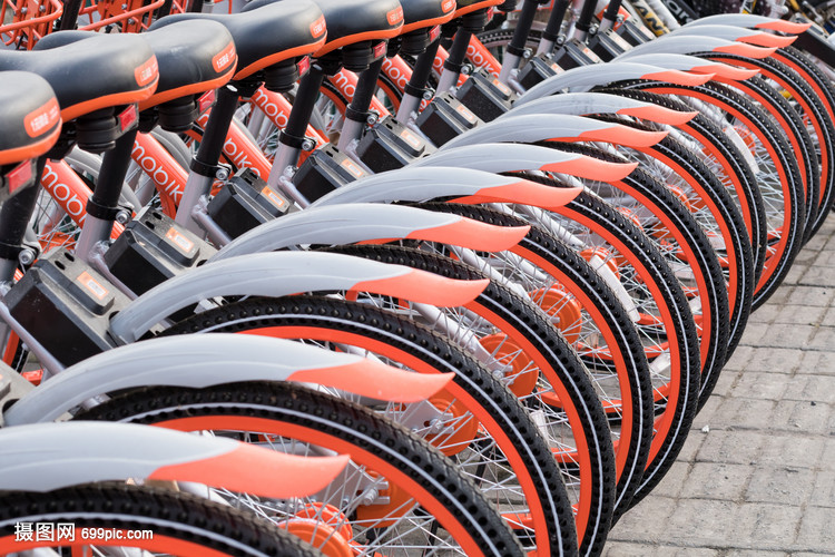 整齊排列的共享單車(chē)