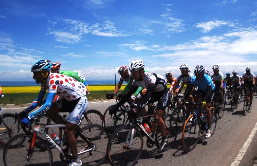 圖文:環(huán)青海湖國(guó)際公路自行車(chē)賽 比賽開(kāi)始
